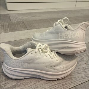 woman’s Hoka Clifton 9